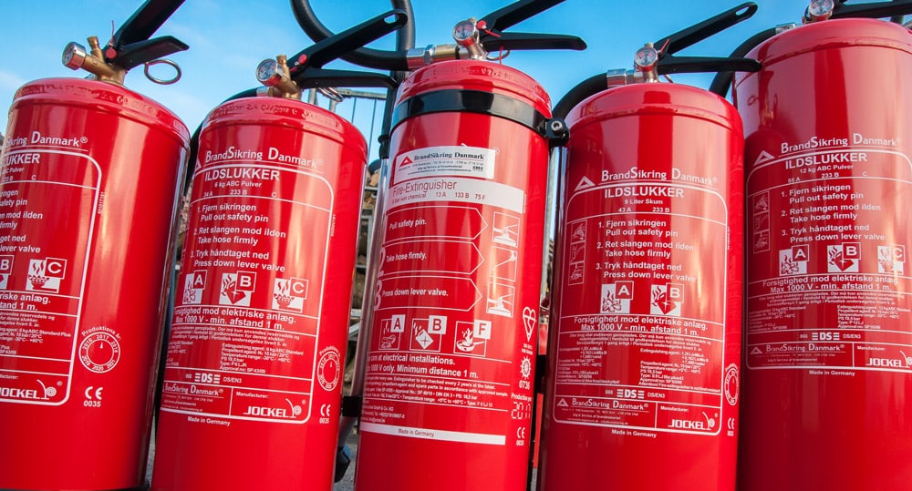 Brandslukkere på række klar til genopfyldning Brandslukkere på række klar til genopfyldning